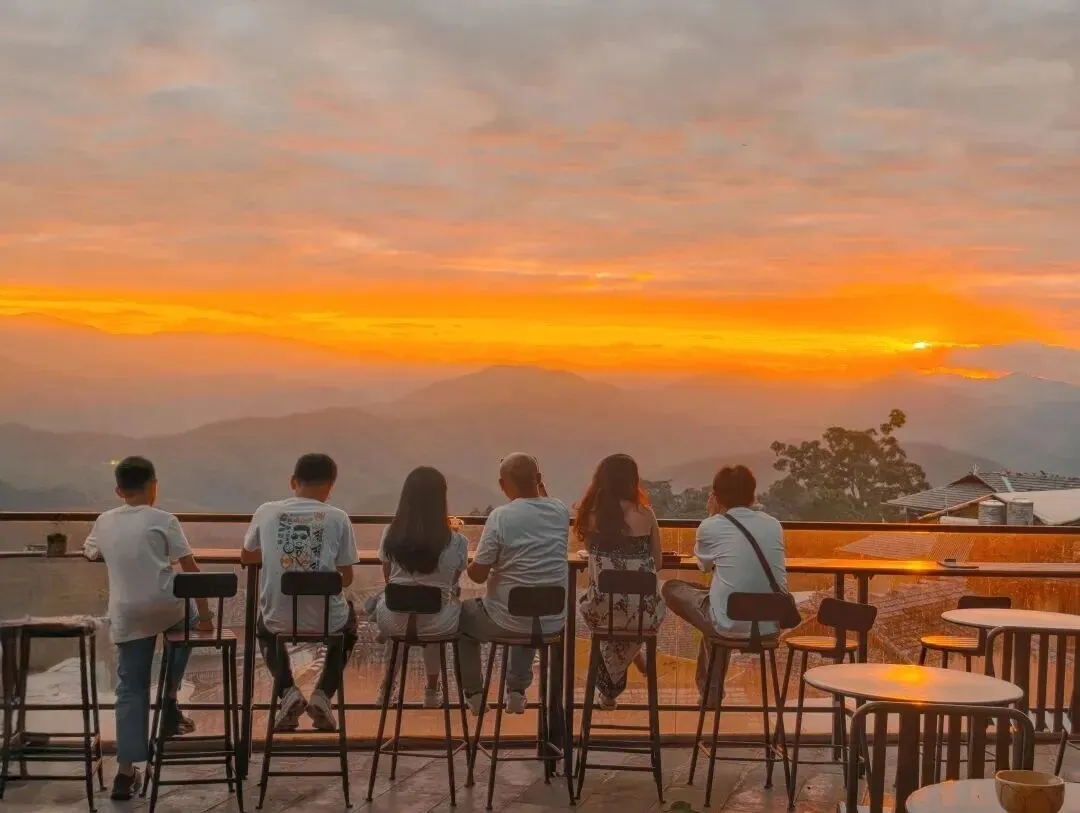 游客在茶空间露台驻足，看夕阳缓缓沉入远山。壹叶春观景民宿 叶春 供图