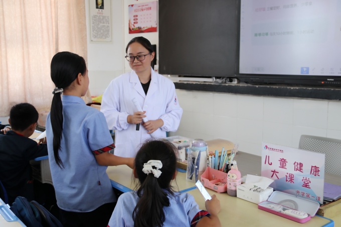 解答学生健康疑问，帮助学生树立科学健康理念