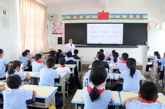 在祥城镇褚家小学，健康副校长、县妇幼保健院儿科主治医师周学娟围绕“六健”核心内容开展专题讲座