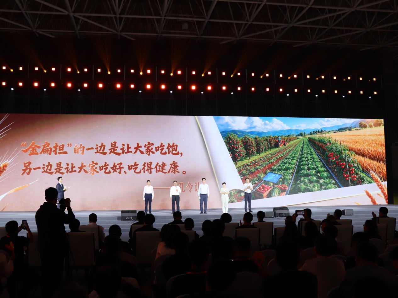 山东农业大学五位教授化身“农产品设计师”登台。主办方供图 山东农业大学五位教授化身“农产品设计师”登台。主办方供图