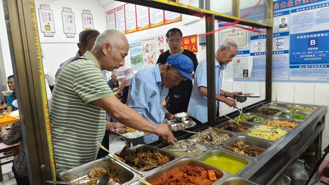 在老年幸福食堂粘贴节粮宣传标语.jpg