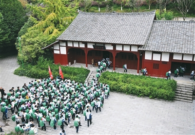 “百里红飘带”串起老区振兴路
