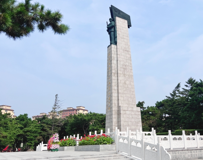 沈阳抗美援朝烈士陵园中的烈士纪念碑。人民网记者汤龙 摄