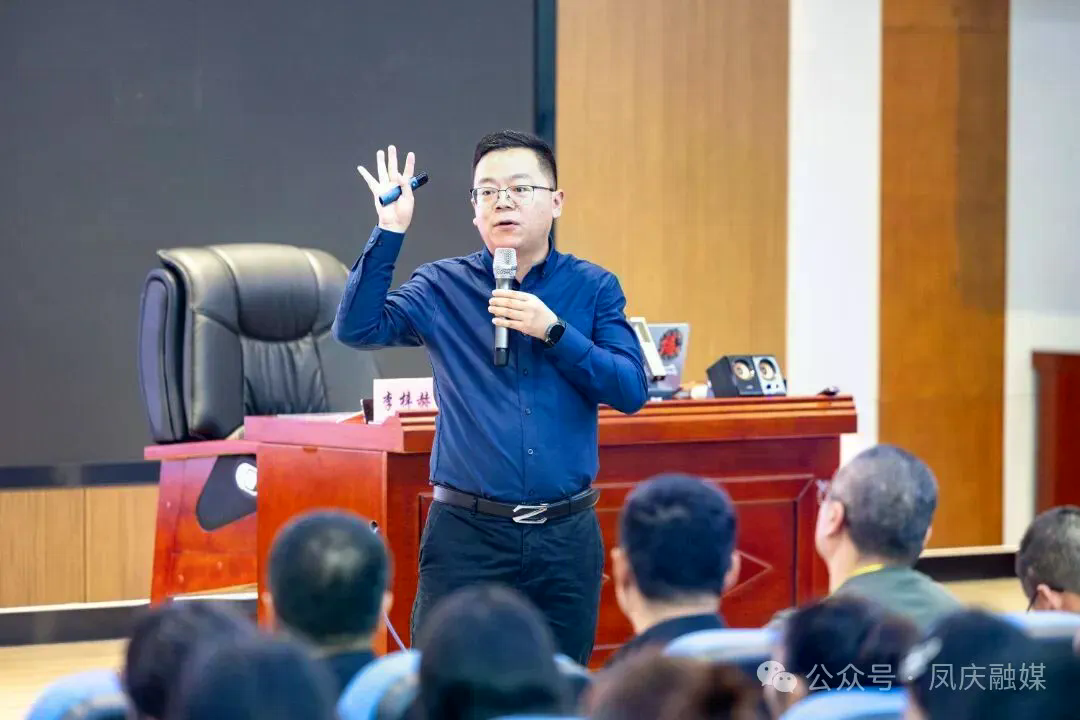 受邀讲师为学员授课.jpg