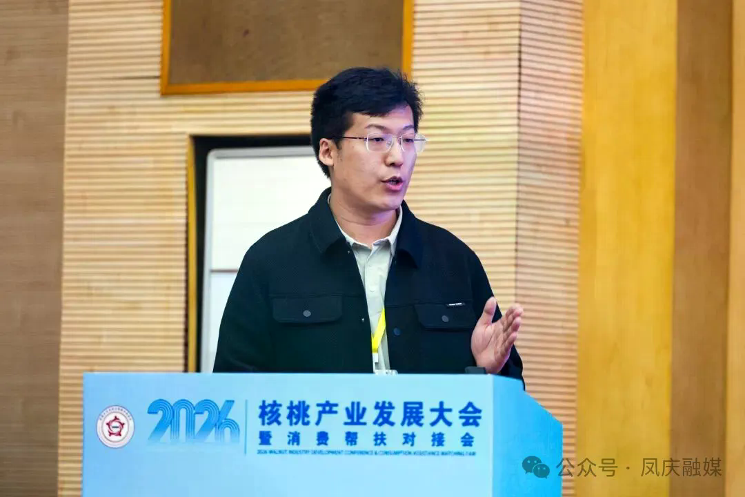 昆明理工大学博士解志鹏做主旨演讲.jpg