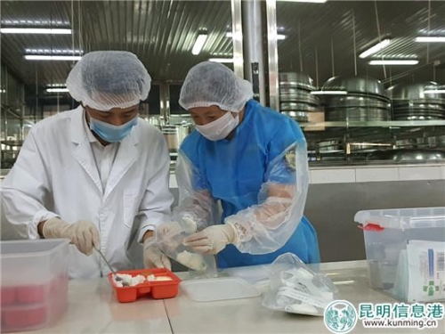 图4：官渡区市场监督管理局执法人员对供餐单位食品进行检查。