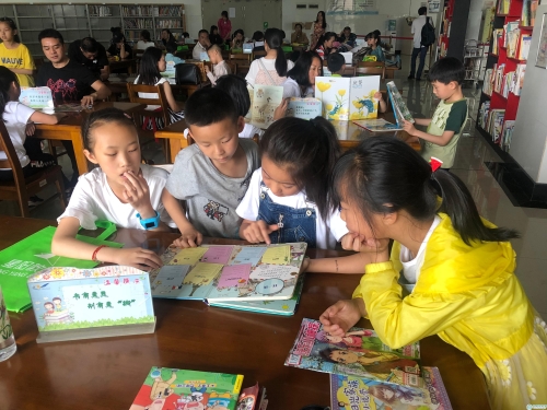 孩子们认真看书