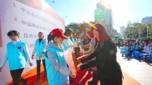 颁发党员先锋示范岗牌匾