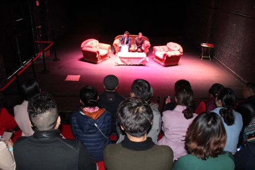 党员共同看话剧