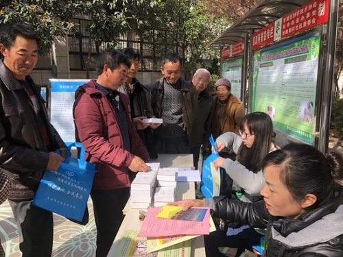 发放节水宣传材料