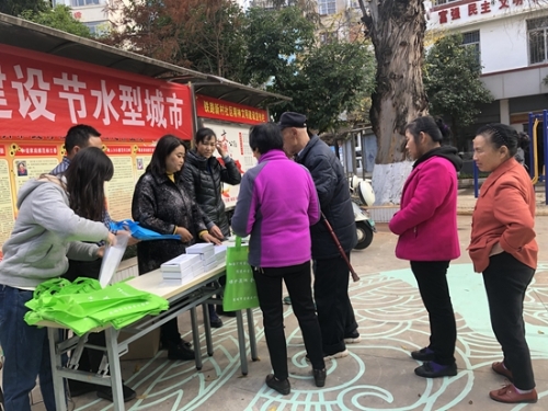 居民排队领取水龙头