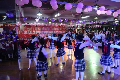 五里小学孩子登台表演