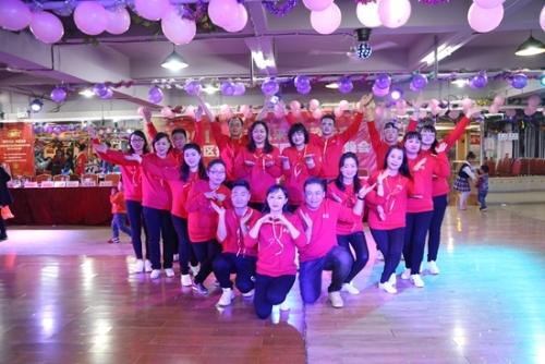 社区工作人员表演手语舞