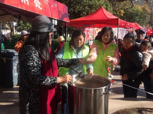发放腊八粥