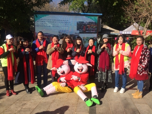 工作人员与“猪猪”合影