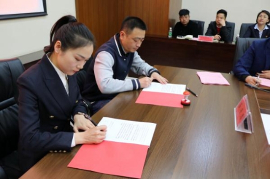 螺蛳湾管委会党工委书记与片区职能部门及企业签订扫黑除恶专项斗争工作目标任务责任书 螺蛳湾管委会党工委书记与片区职能部门及企业签订扫黑除恶专项斗争工作目标任务责任书