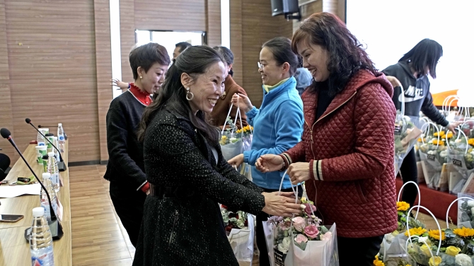 赠送鲜花和书籍 赠送鲜花和书籍