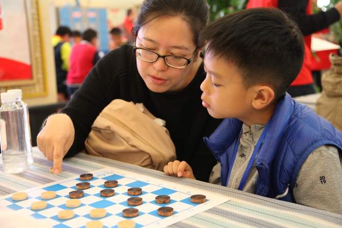 亲情陪伴 乐在棋中 亲情陪伴 乐在棋中