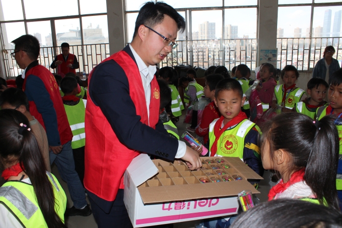 发放爱心学习用品1