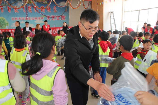 发放爱心学习用品2