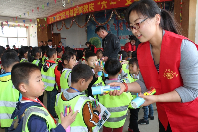 发放爱心学习用品3