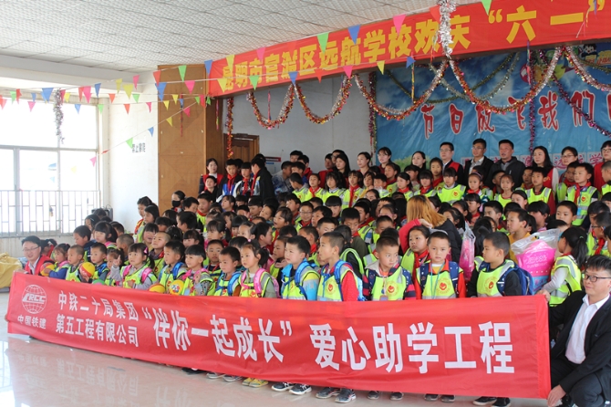 共青团官渡区委携手爱心企业为贫困学子送温暖2_副本