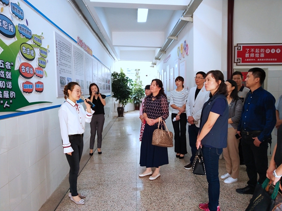 1.观摩南站小学党建示范点