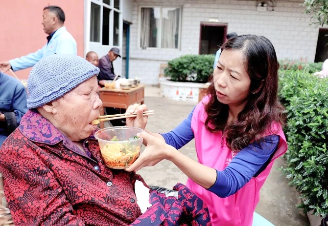 为行动不便的老人喂饭