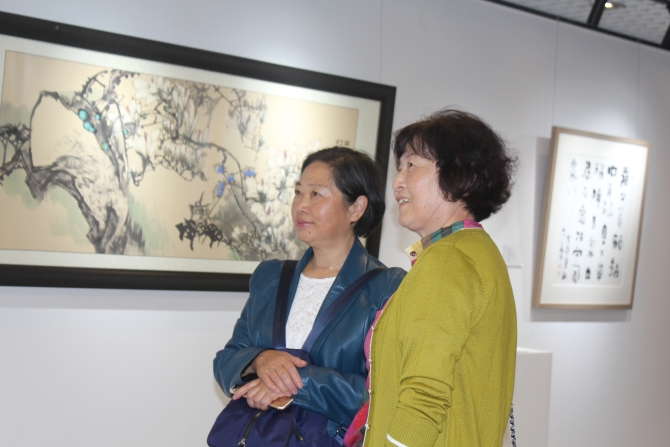 市民欣赏书画作品