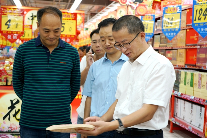 官渡区区领导率队检查节前食品市场2 官渡区区领导率队检查节前食品市场2