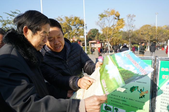 为市民宣讲防火知识