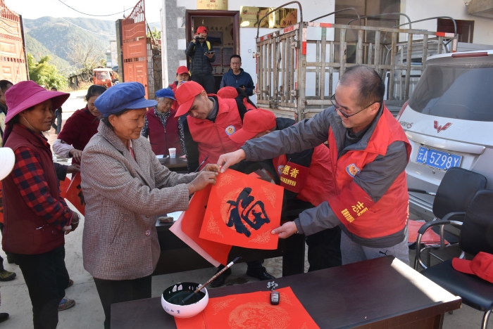 写春联，送福字