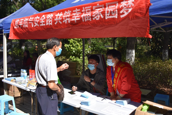 市民现场咨询。 市民现场咨询。