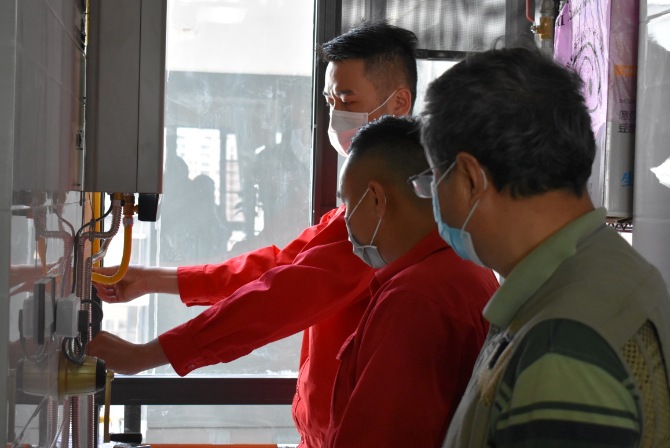 昆仑燃气工作人员进行现场调试。 昆仑燃气工作人员进行现场调试。