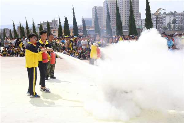 学生消防安全演练