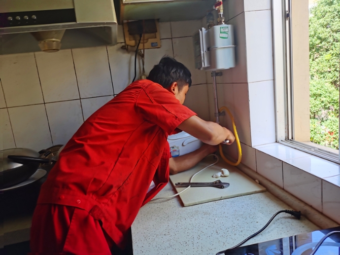 4云南昆仑燃气工作人员进行通气检查,_副本 4云南昆仑燃气工作人员进行通气检查,_副本