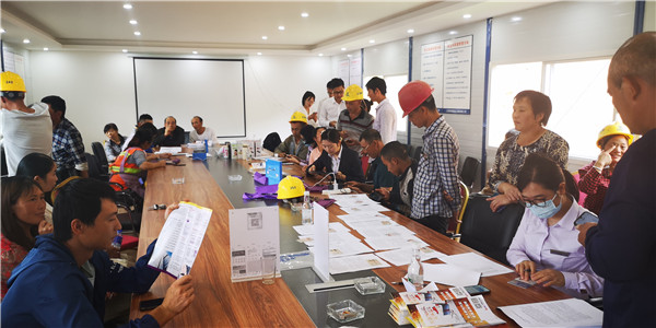 中国光大银行昆明分行送金融知识进工地