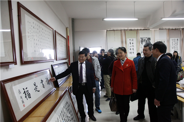 昆三中本部党总支书记董萍参观我校师生书画作品展