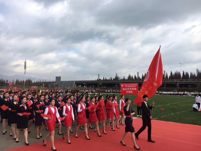 综合艺术学院军训风采 综合艺术学院军训风采