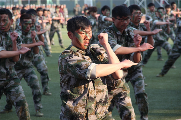 昆明冶金高等专科学校大一新生军训风采