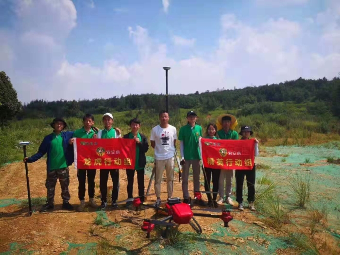 学生进行实习实训（二）