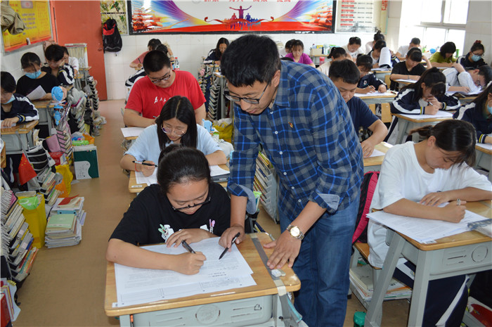 耐心辅导学生：昆明市名班主任余旭贵