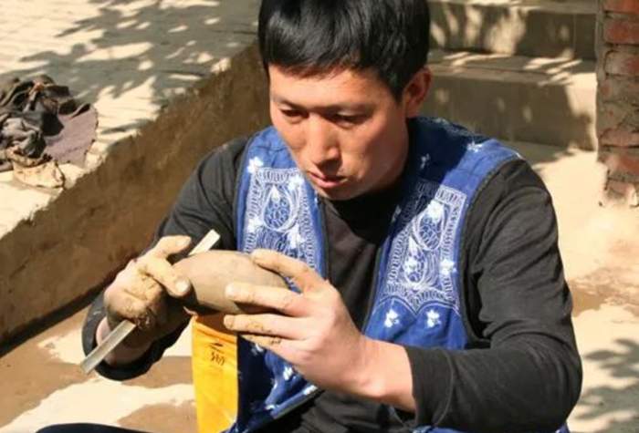 子君村非遗传承人李利春在制作阿乌 子君村非遗传承人李利春在制作阿乌