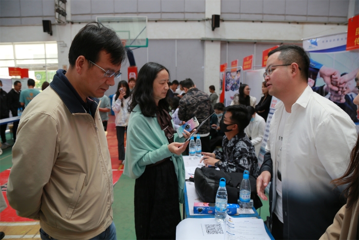 就业双选会——领导视察