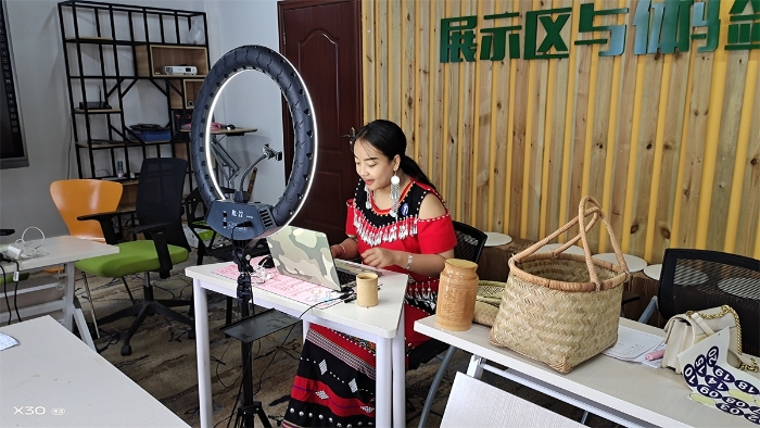 学生参加线上创新创业比赛