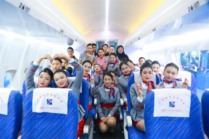 空中乘务专业学生在实习模拟仓内合影