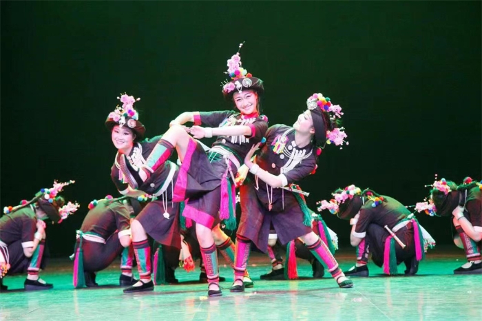 阿昌族女子群舞—《漫色户撒》剧照