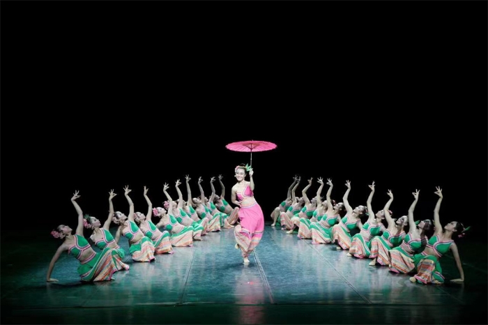 傣族女子群舞—《勐尤芬芭美》剧照