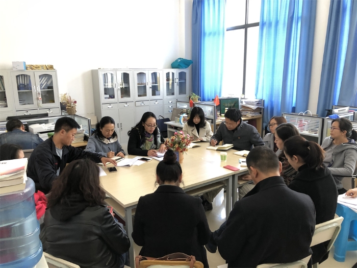 教育学院教师在进行教学研讨