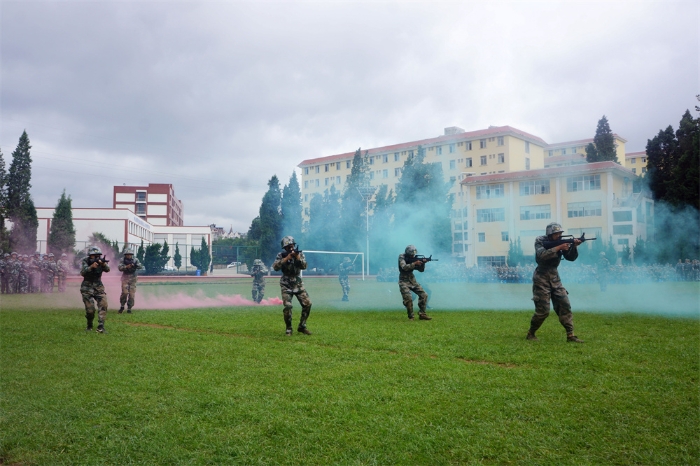 学院新生开展国防教育1